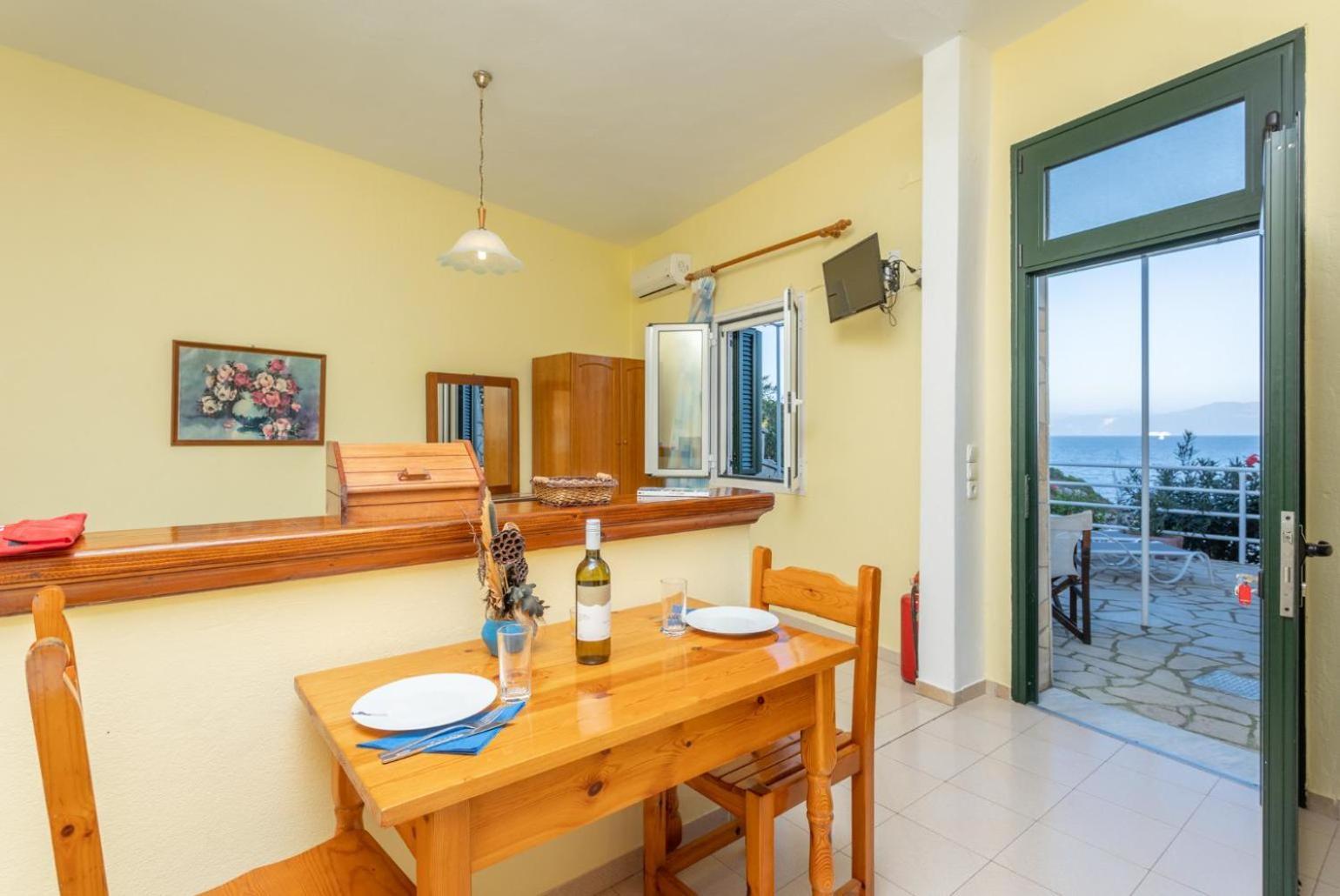 Dolphin Studio Apartment Tranakatika Exterior foto