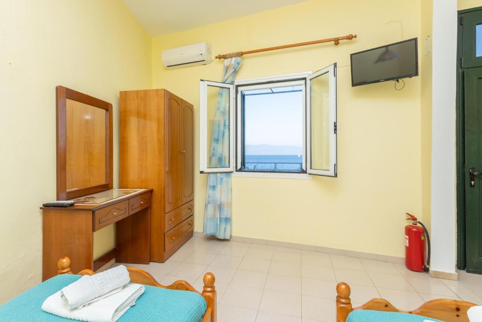 Dolphin Studio Apartment Tranakatika Exterior foto
